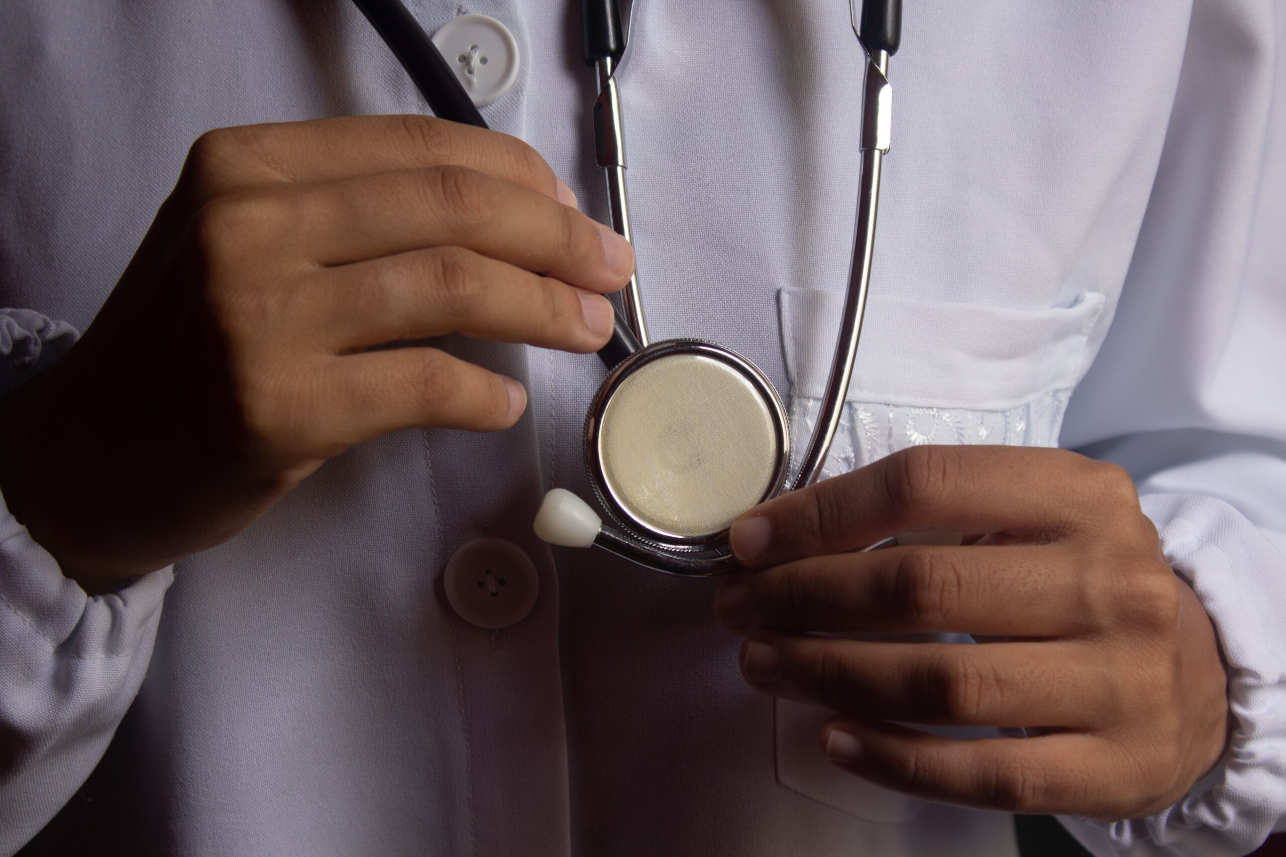 Persönliche Gesundheitsberatung in einer modernen Apotheke